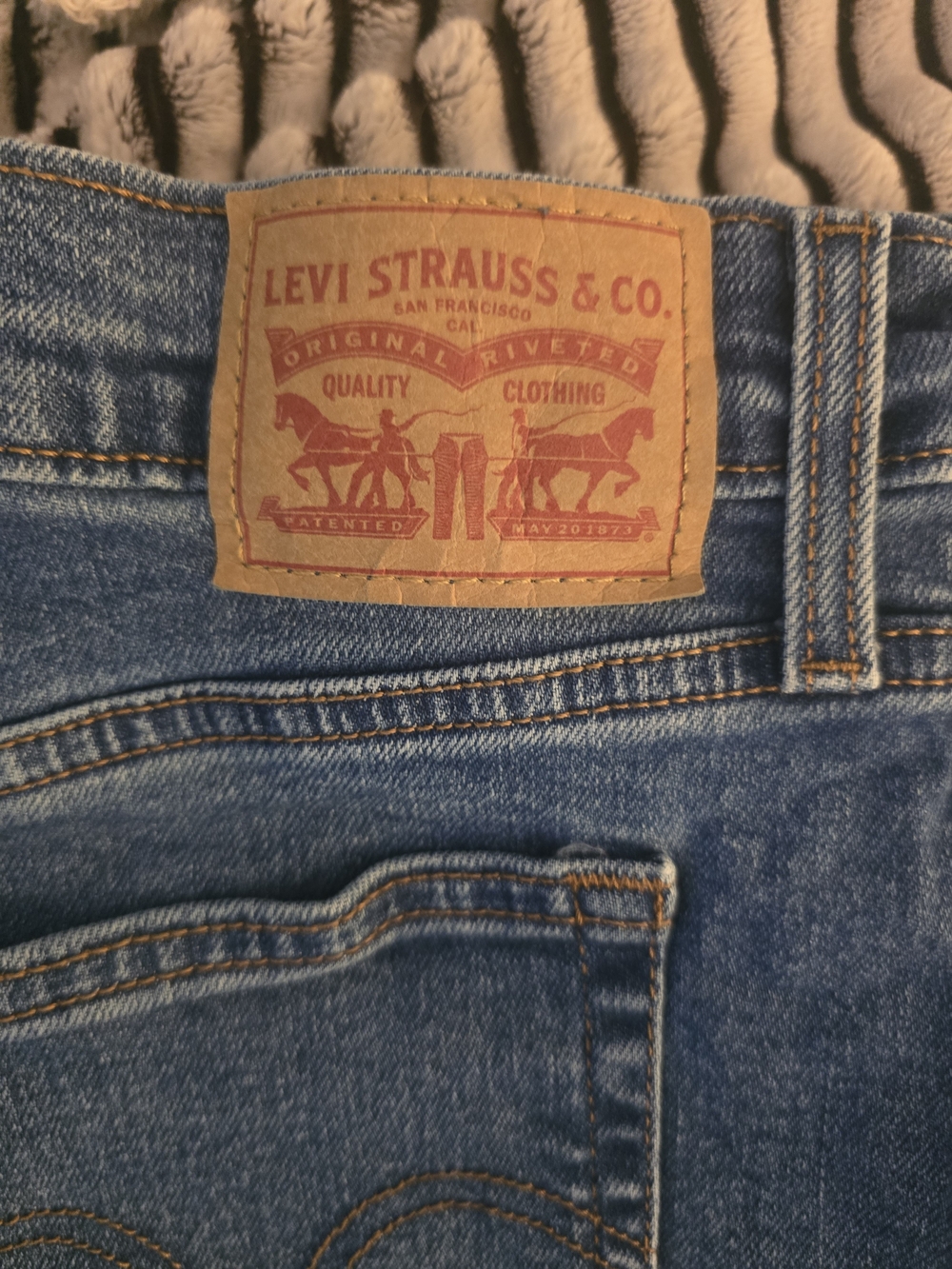 Classic High-Rise Wedgie Straight Women's Jeans (Size 32) - Picture 3 of 8
